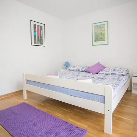Nice Branka Close To Beach In Πόρετς